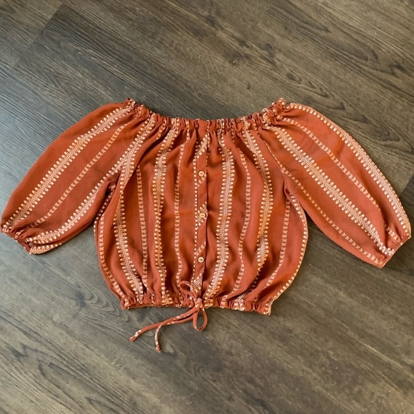 Free Kisses Tops - Free Kisses off should crop top elbow sleeves sz L